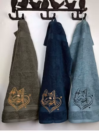 Handduk 50x70 cm med gullig broderad katt i hjärta