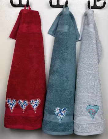 Handduk 50x70 cm med applikation hjärta och namn