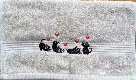 Badlakan 70x140 cm med 4  broderade, gulliga katter
