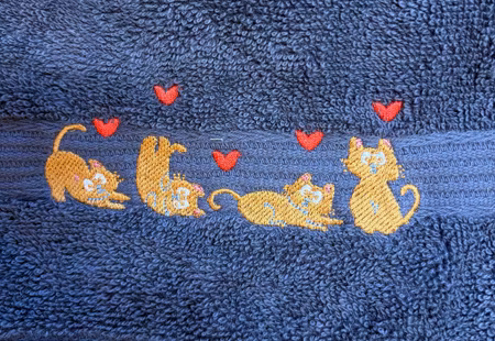 Broderi med 4 katter på rad