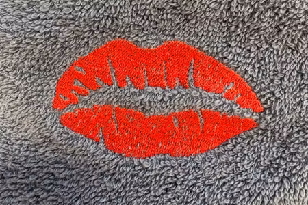 Broderi med en mun, två röda läppar.