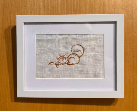 Tavla med katt som fångat en mus