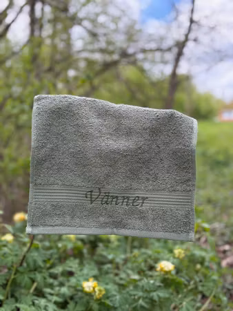 Gästhandduk med broderad text "Vänner"