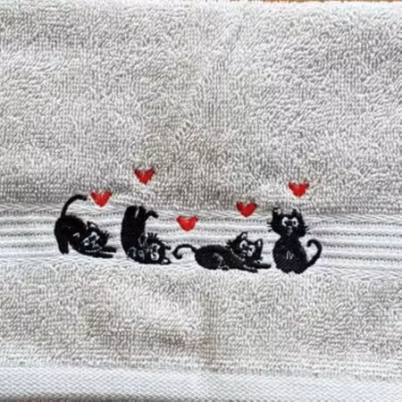 Handduk med lekande katter i rad. Flera storlekar och färger. Går att få med broderat namn.