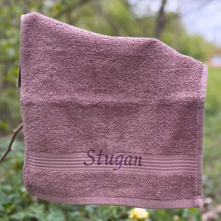 Handduk med text "Stugan" Finns i flera storlekar och färger.