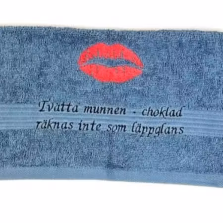 Gästhandduk med broderad mun och rolig text. Finns i flera färger.