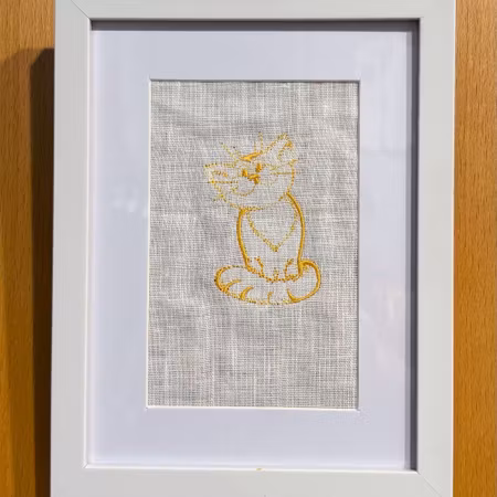 Broderad tavla med gullig katt som står upp. Välj färg på brodyren