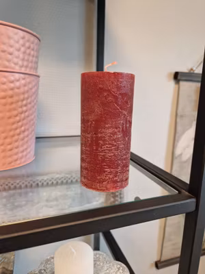 Blockljus vinrött mellan