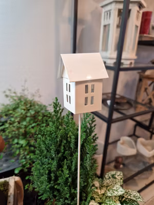 Vitt hus på pinne litet