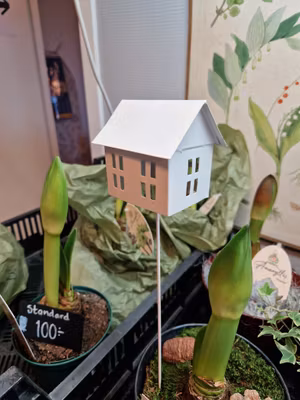 Vitt hus på pinne stort