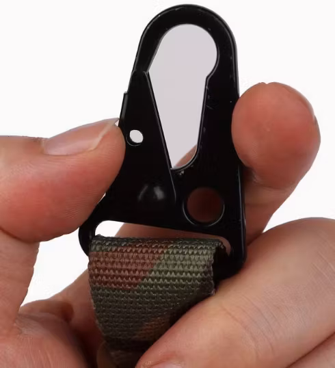 2-punkts Gevärs Sling med längdjusterare och metallkrok - Black Camo