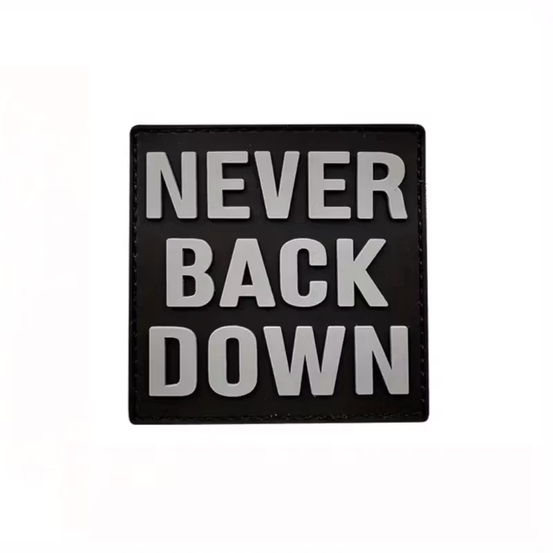 Never back down - Svart/Vit - Patch - PVC