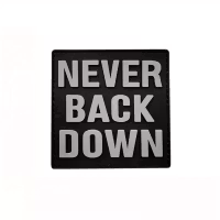 Never back down - Svart/Vit - Patch - PVC