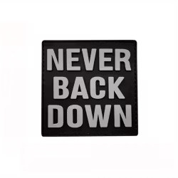 Never back down - Svart/Vit - Patch - PVC