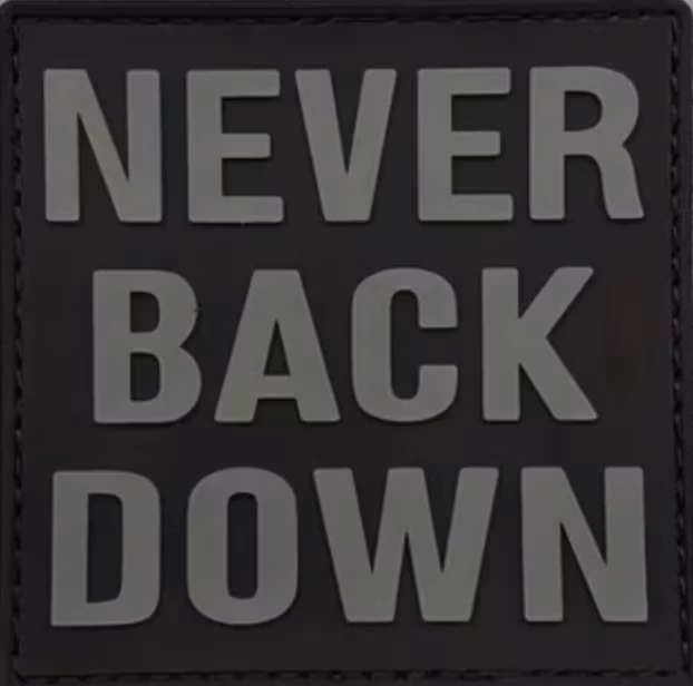 Never back down - Svart/Grå - Patch - PVC