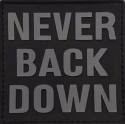 Never back down - Svart/Grå - Patch - PVC