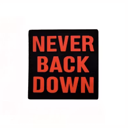 Never back down - Svart/röd - Patch - PVC