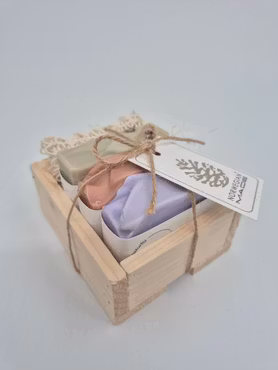 Liten treeske med 3 valgfrie såper og en såpepose