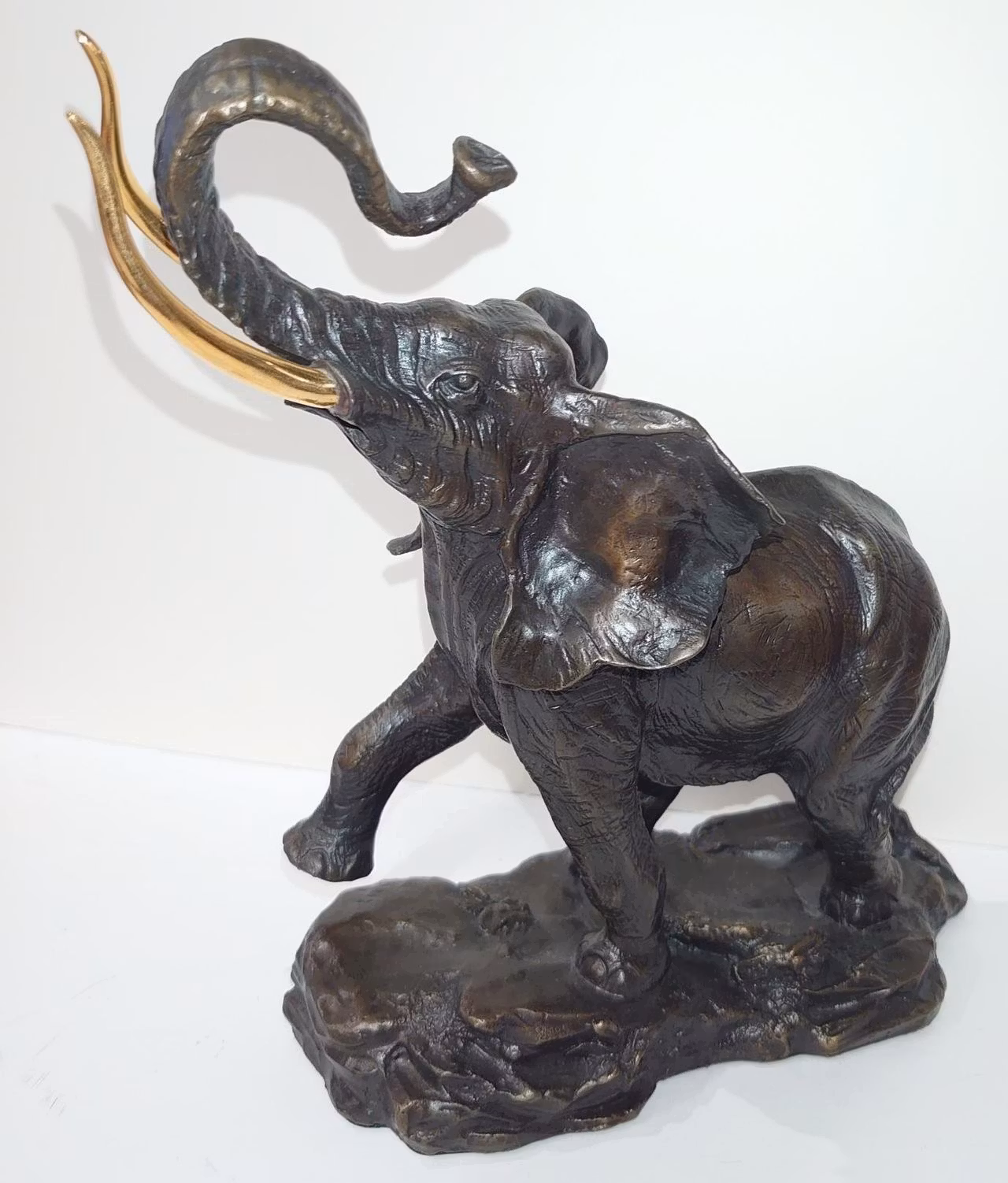 Elefant i bronse.