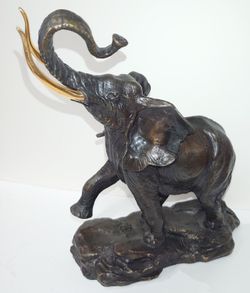 Elefant i bronse.