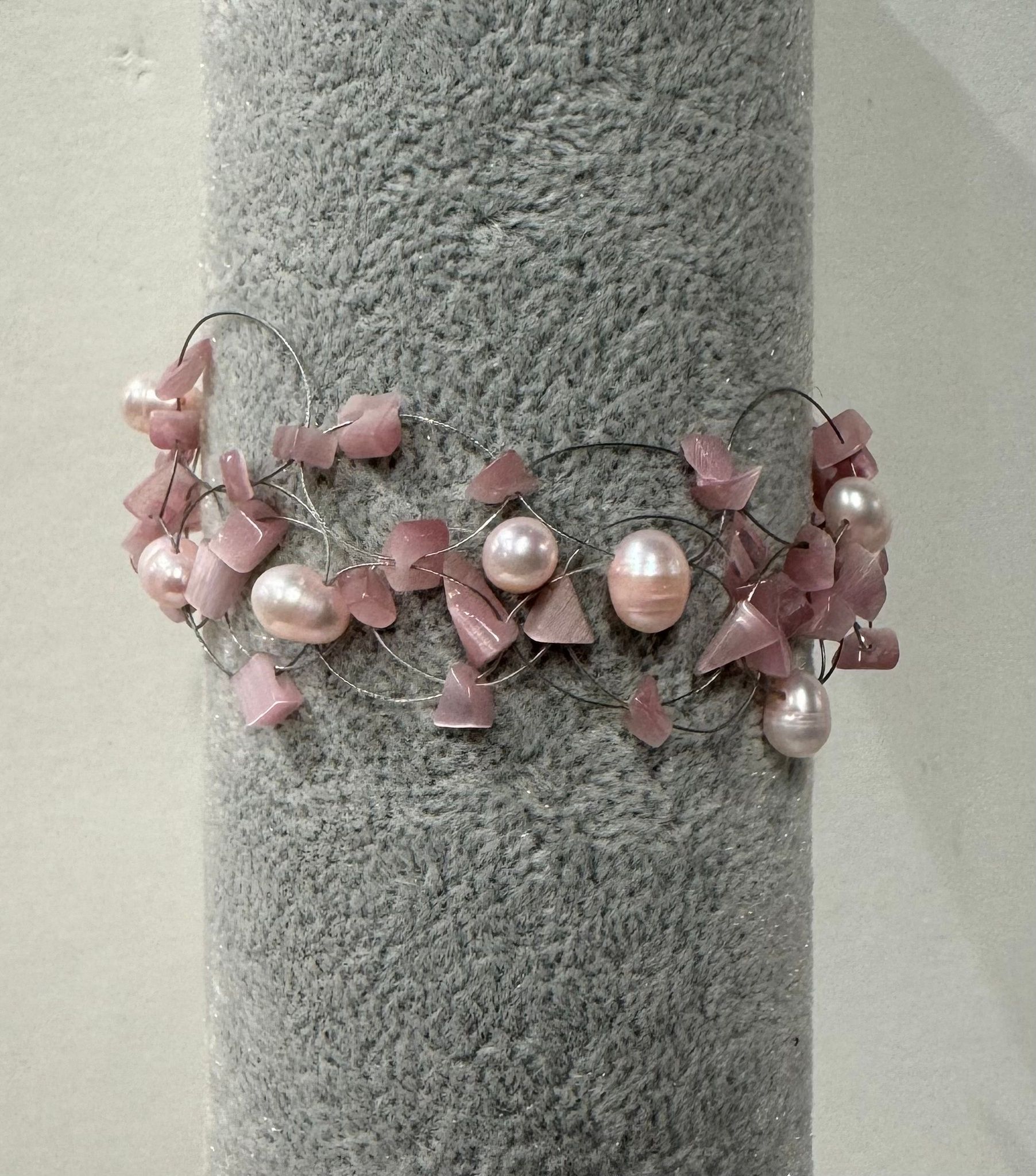 Armbånd  med  ferskvannsperler og skjell
