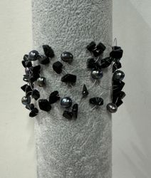 Armbånd med ferskvannsperler og skjell.