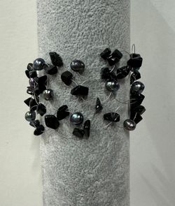 Armbånd med ferskvannsperler og skjell.