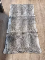 Teppe av kaninskinn