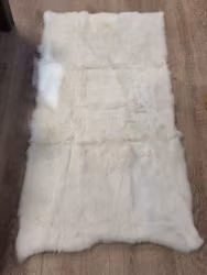 Teppe av kaninskinn