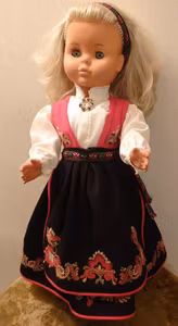 Nydelig Dukke med håndsydd bunad.