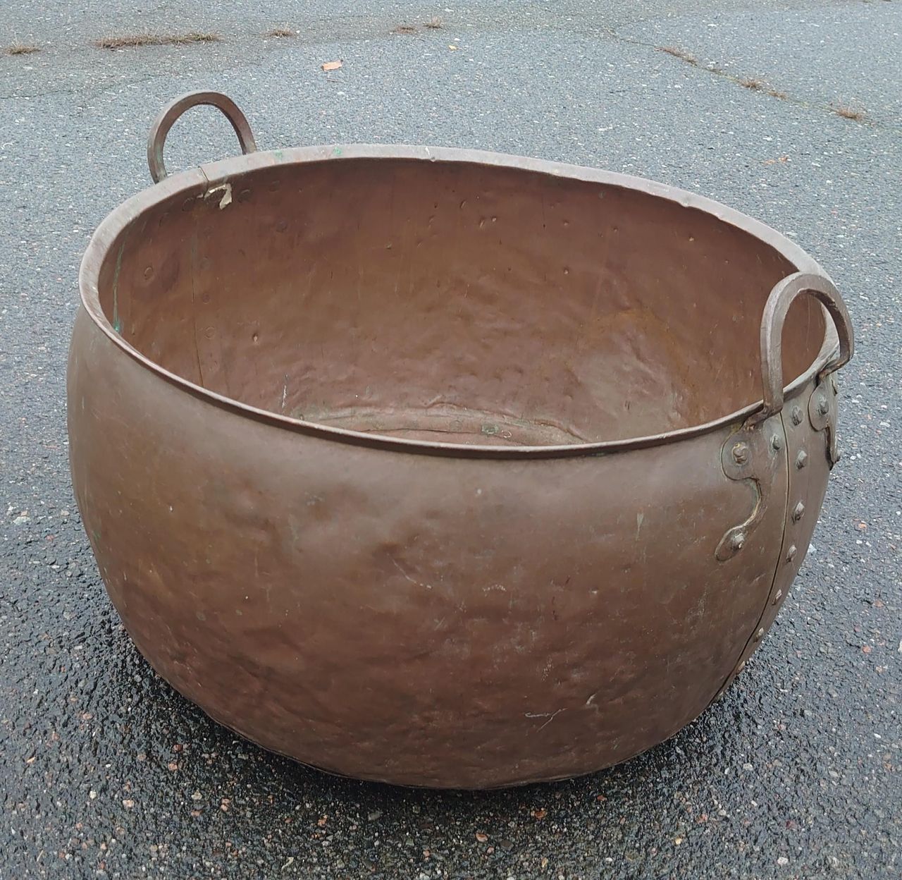 Stor antikk kobberdunk