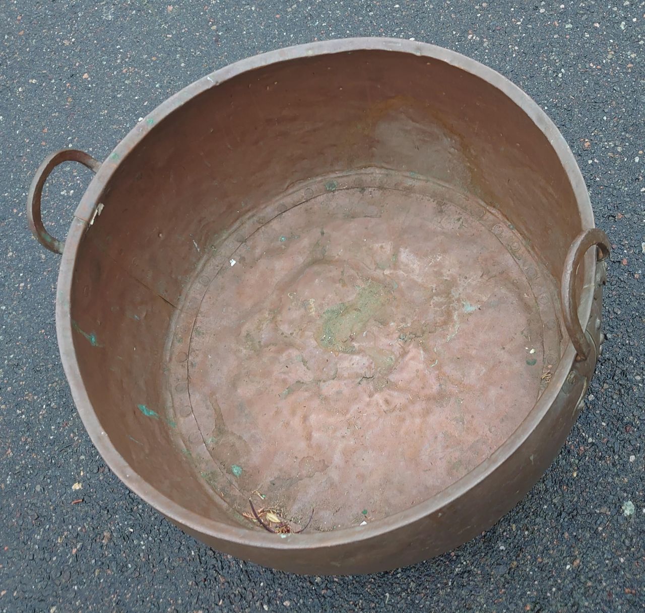 Stor antikk kobberdunk