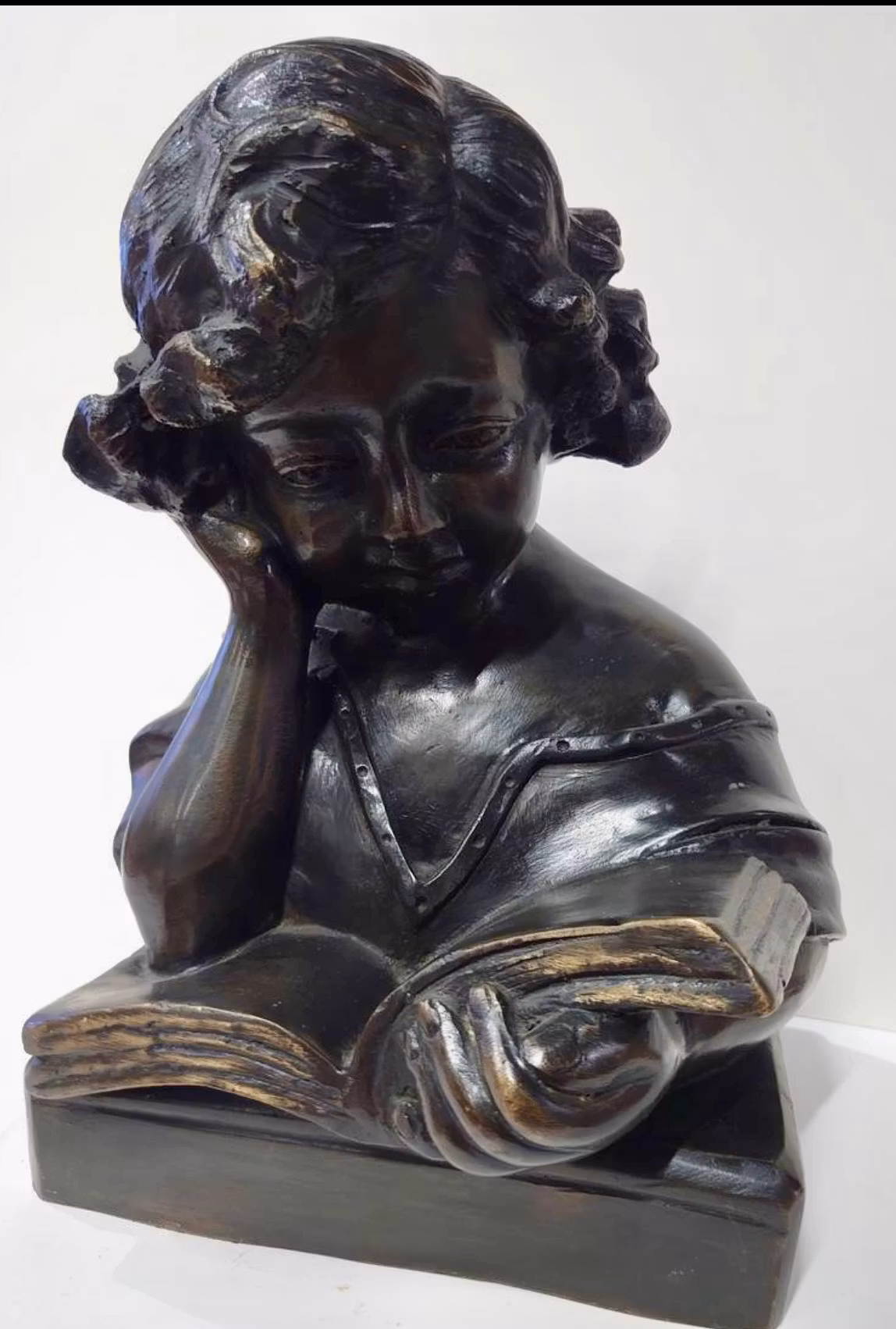 Byste i bronse «Leseren»