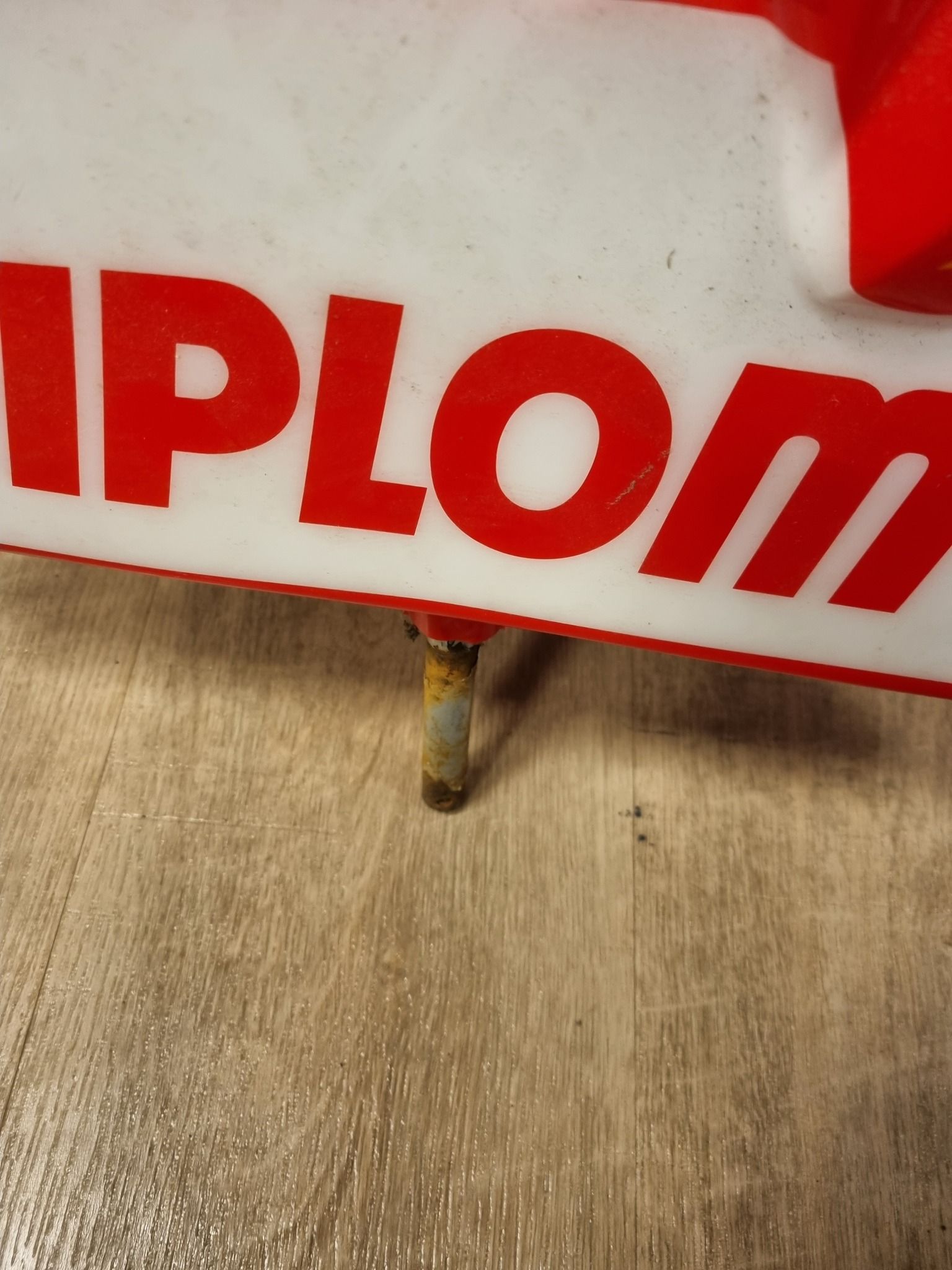 Diplom is reklamefigur  i plast