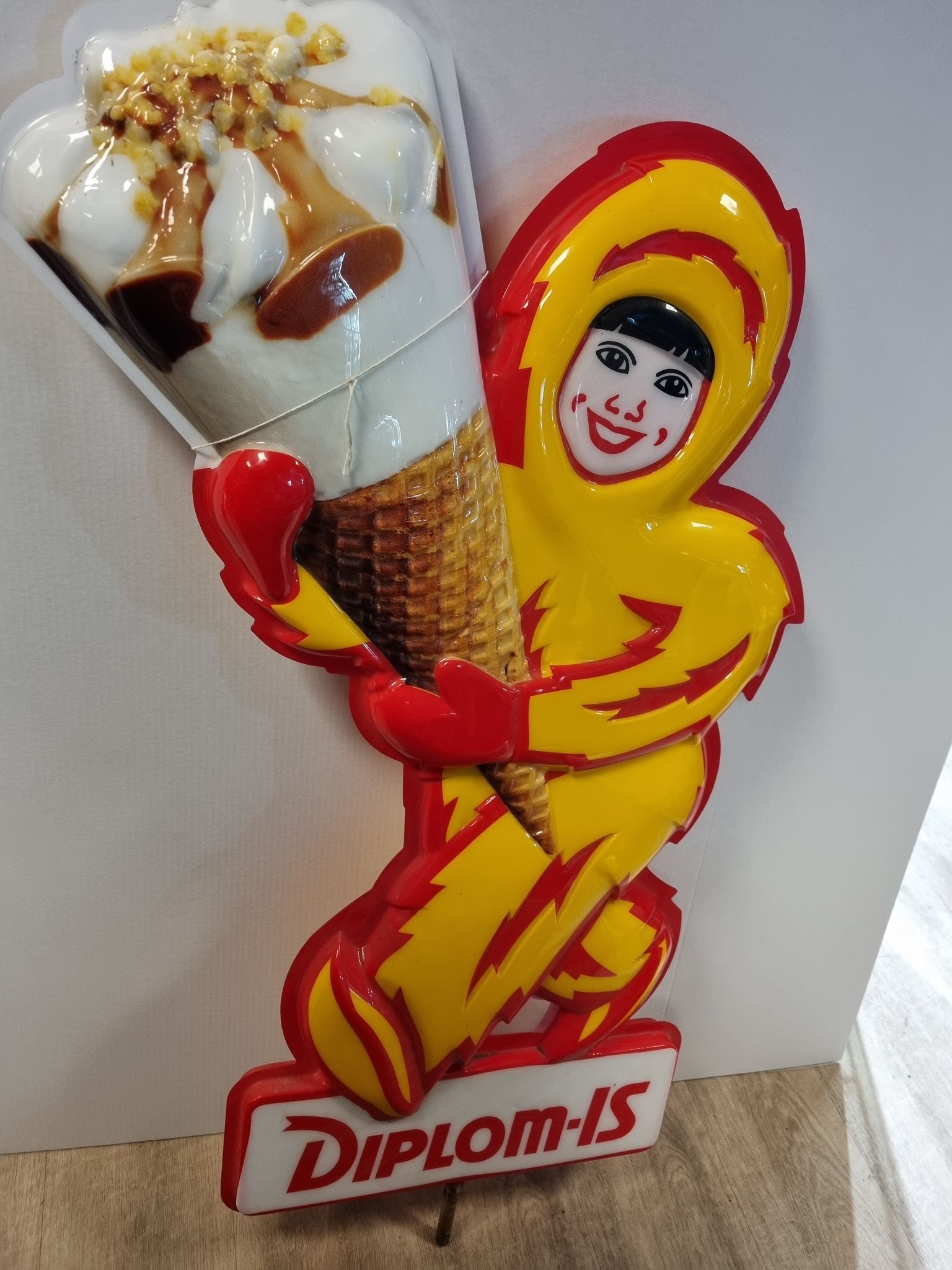 Diplom is reklamefigur  i plast