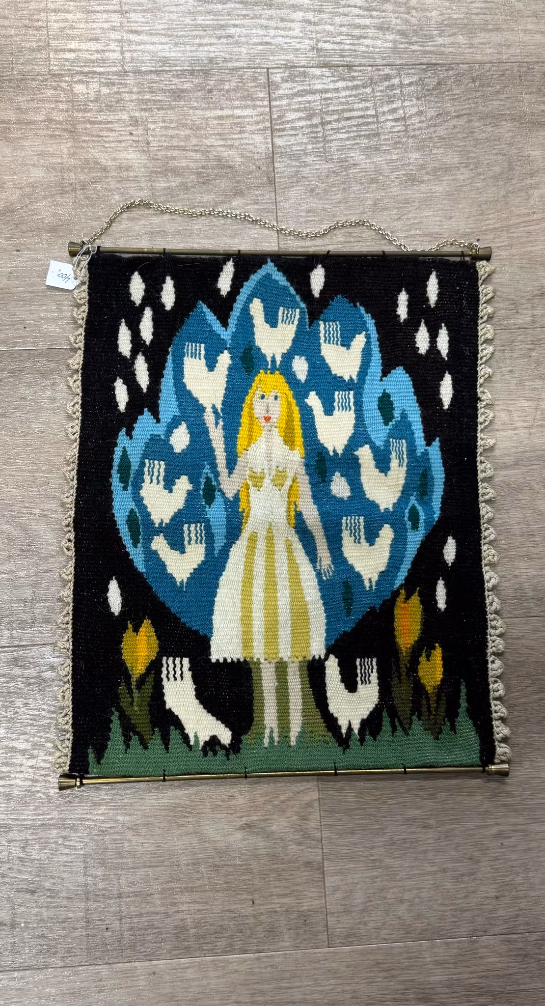 Brodert flott veggoppheng.