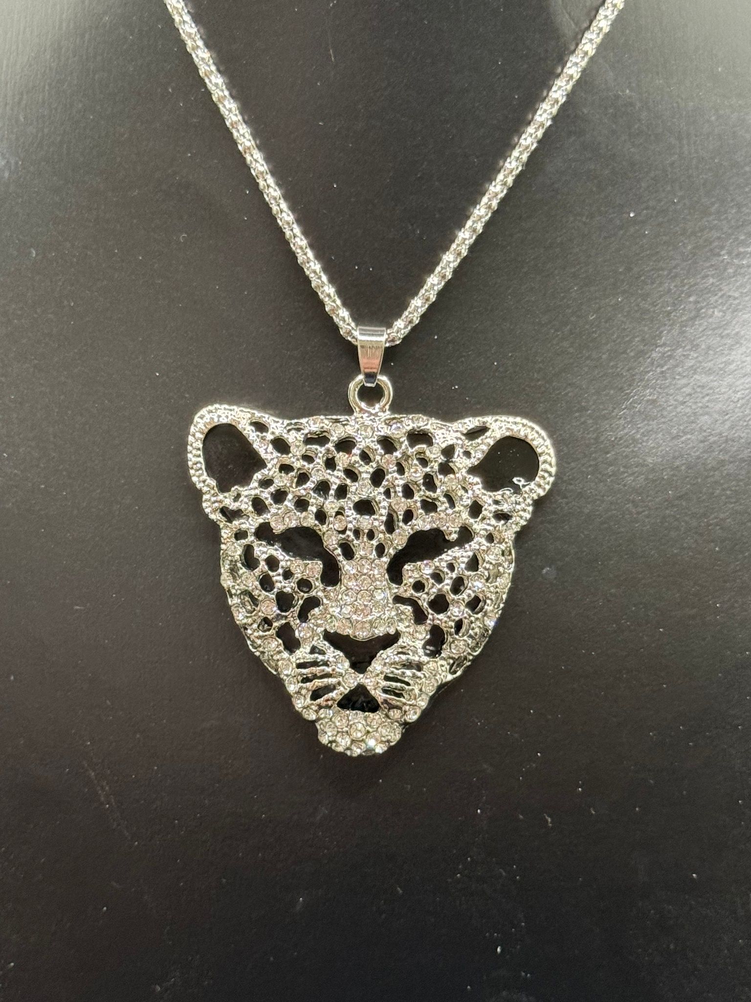 Leopard med kjede