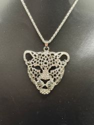 Leopard med kjede