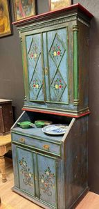 Antikk framskap med rosemaling ,