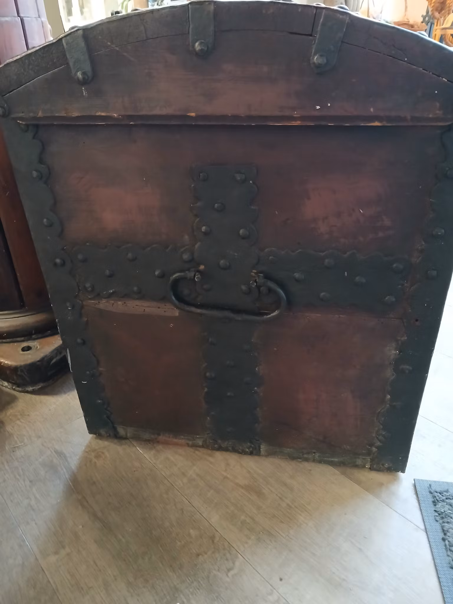 Flott kiste med fine jern beslag ,