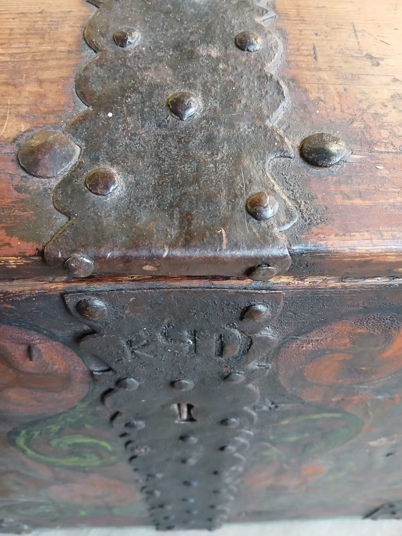 Flott kiste med fine jern beslag ,