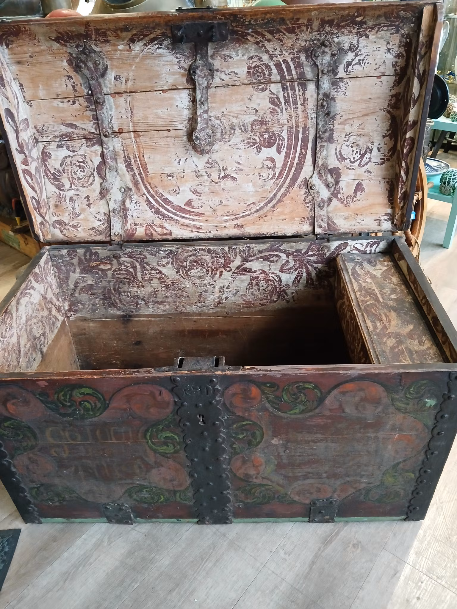 Flott kiste med fine jern beslag ,