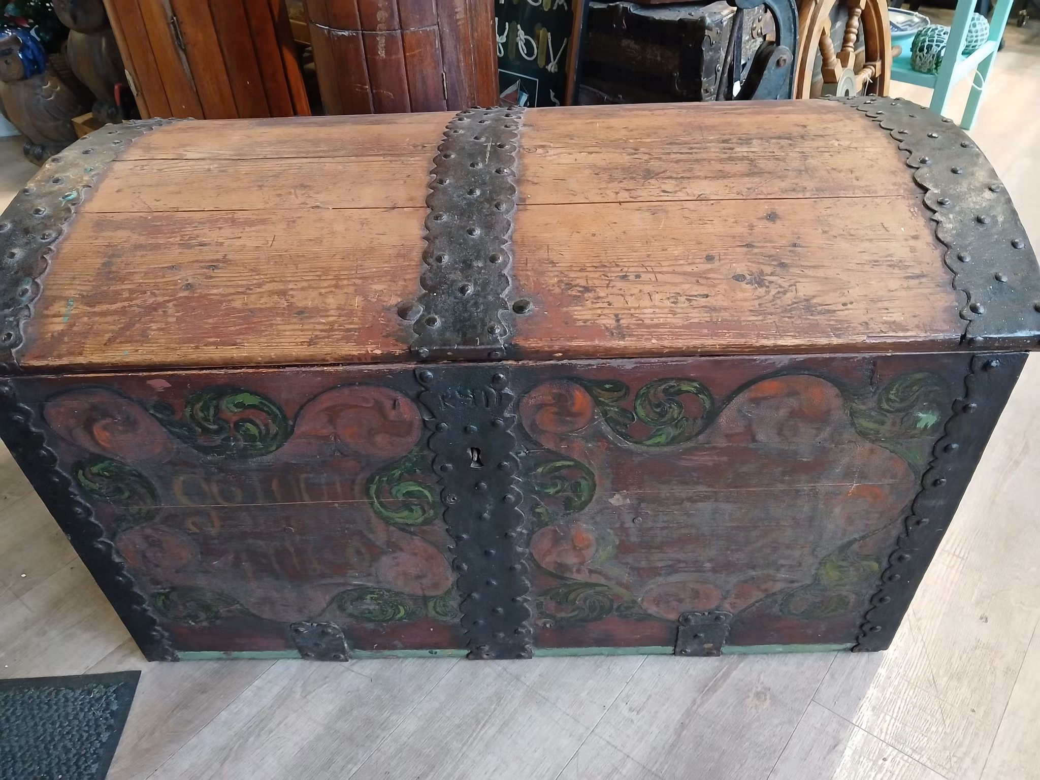 Flott kiste med fine jern beslag ,