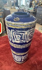 Vase fra Kråkerøy Keramikk. Høyde 26 cm.