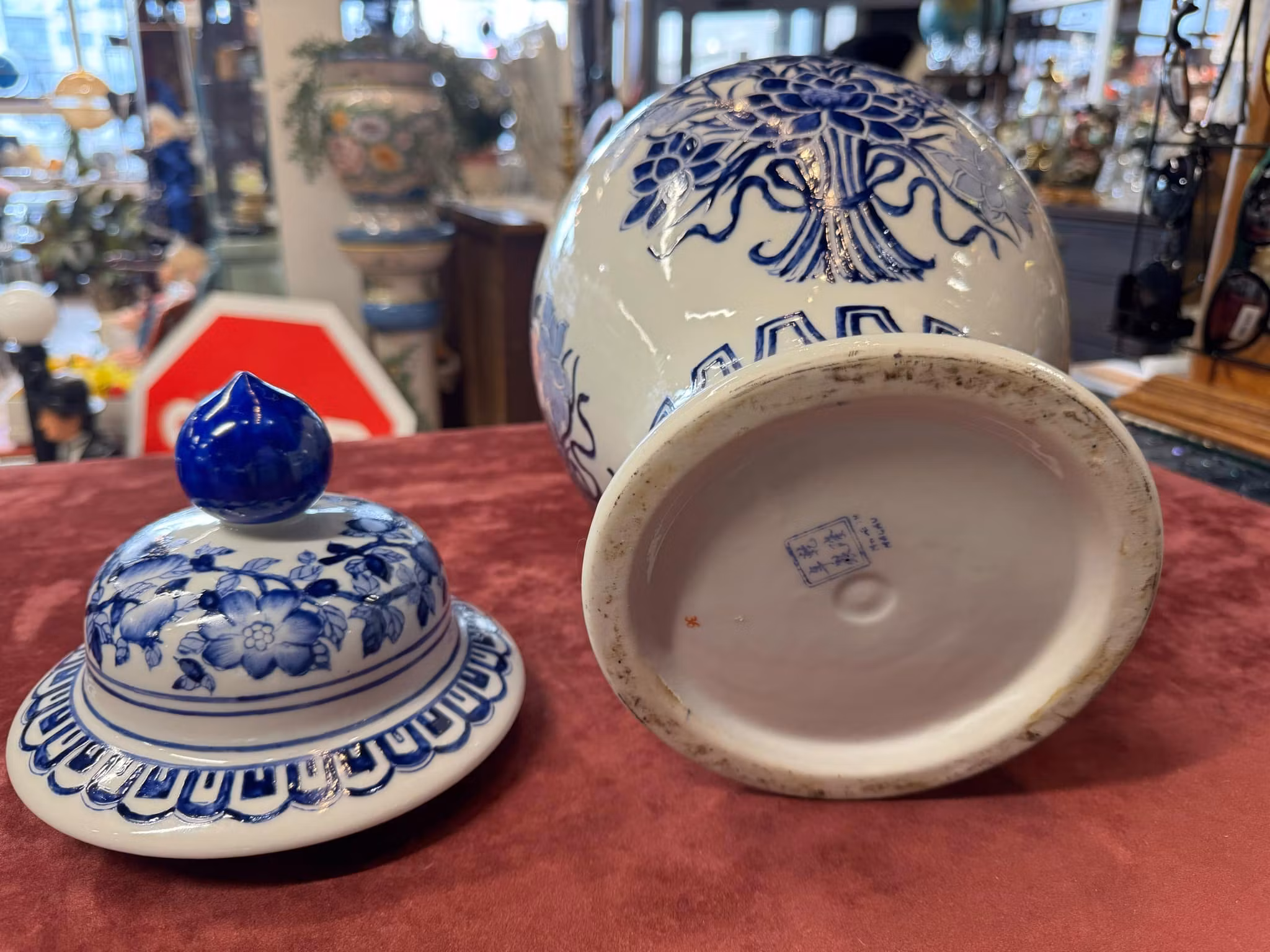 Vintage Kinesisk urne med lokk.