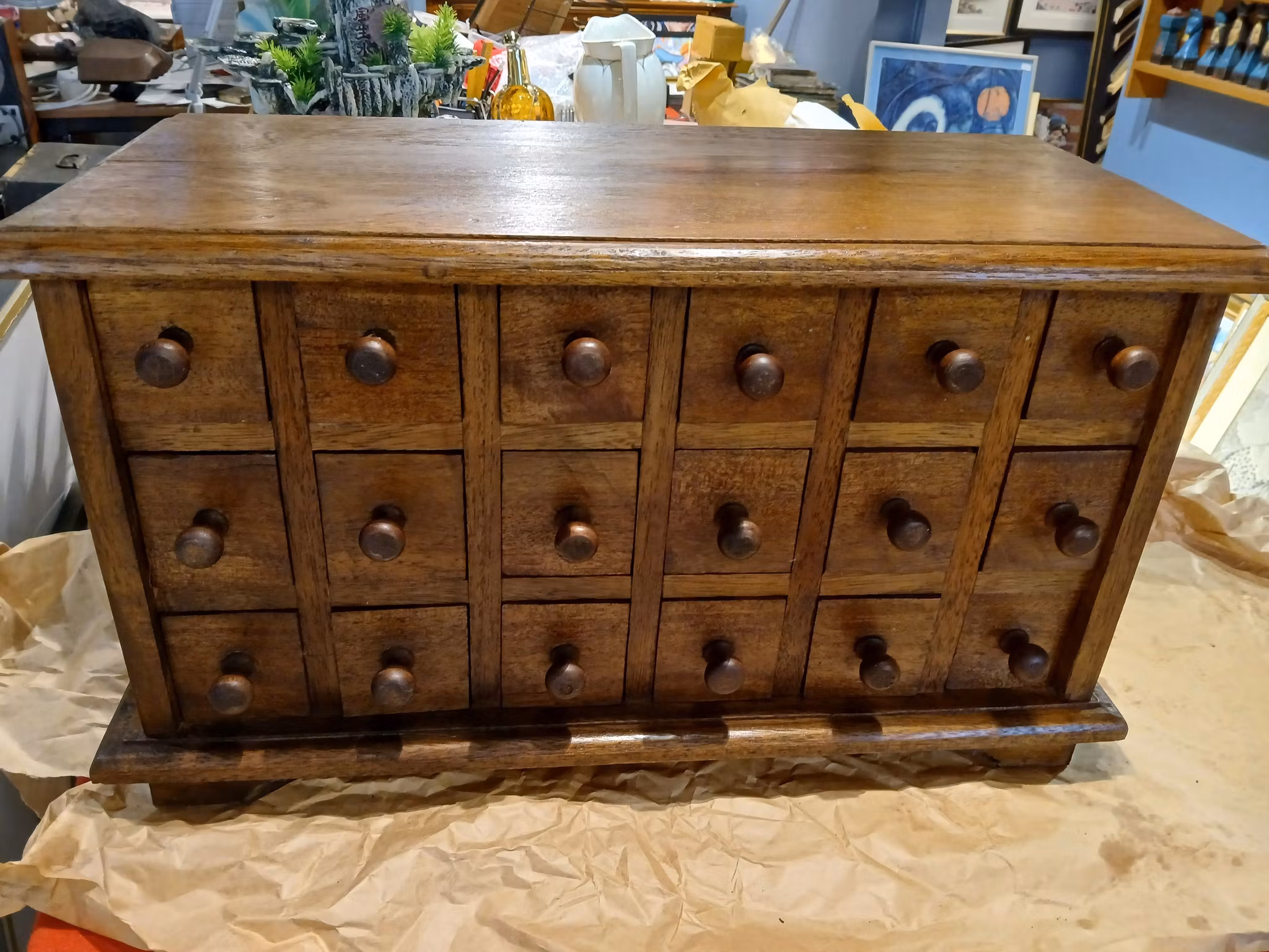 Gamel apotekerbenk med skuffer hel og i bra stand