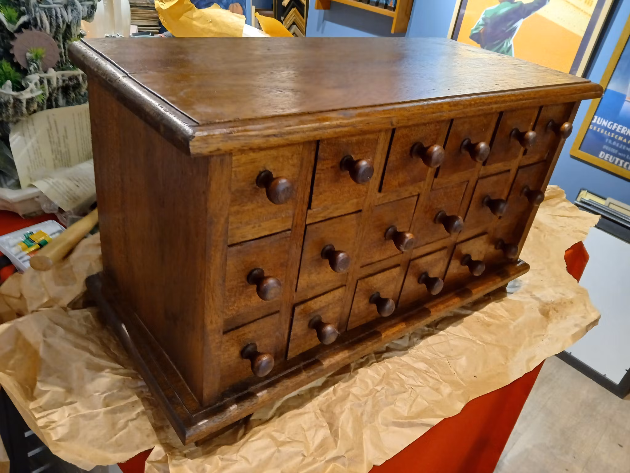 Gamel apotekerbenk med skuffer hel og i bra stand