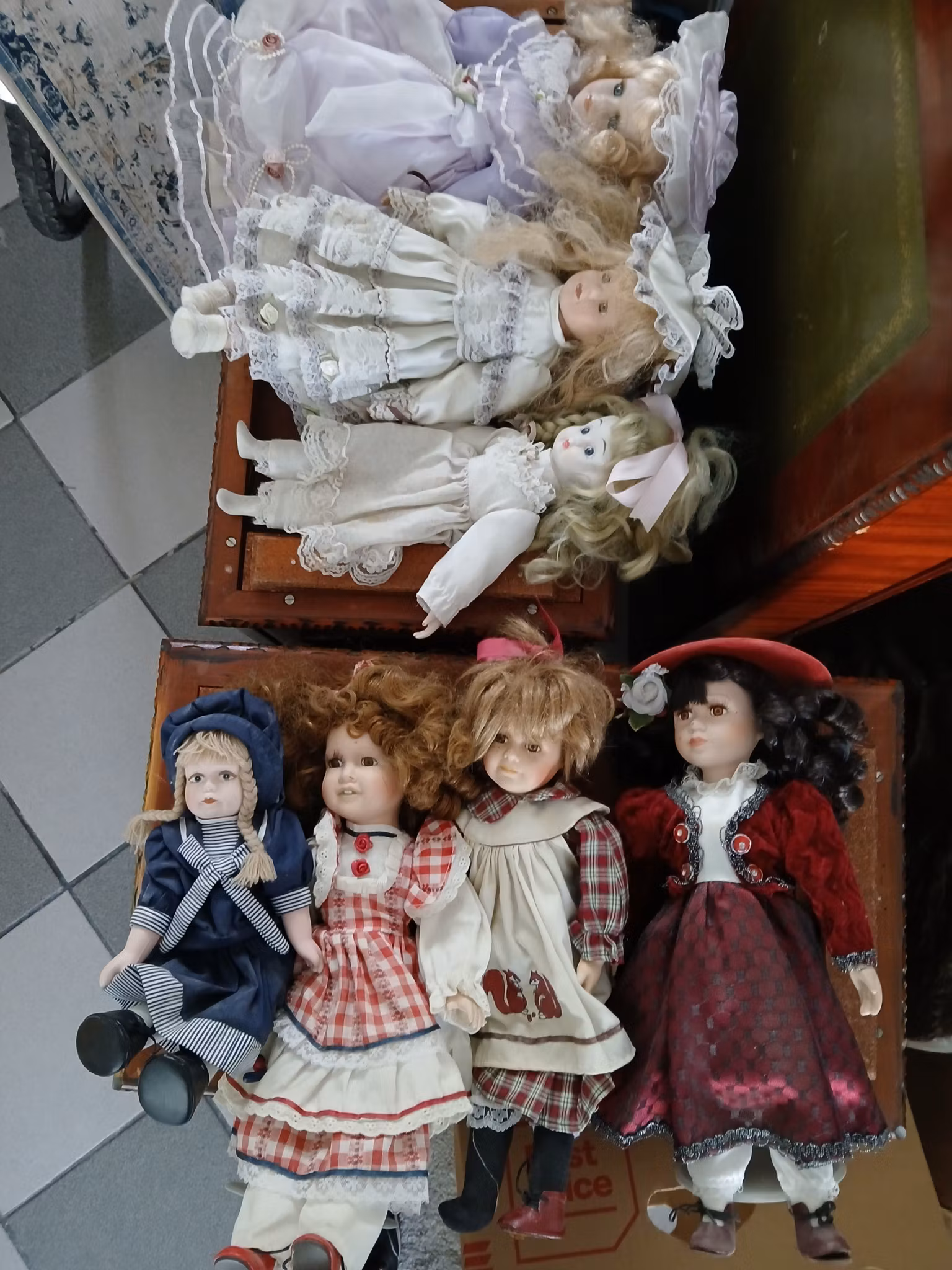 Samling av porselensdukker i ulike størrelser