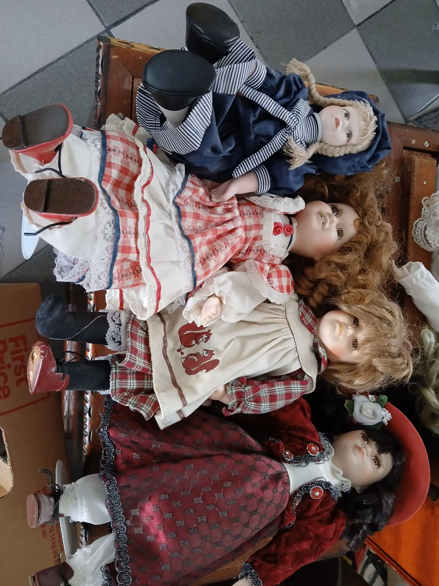 Samling av porselensdukker i ulike størrelser