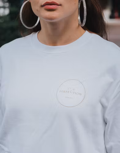 Elegant white sweatshirt